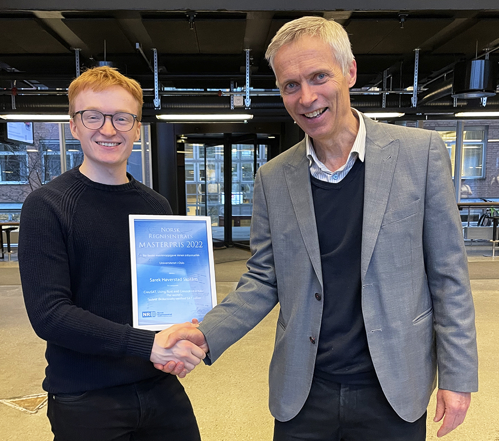 Masterprisen-vinner Sarek Skotåm gratuleres av NRs Lars Holden.