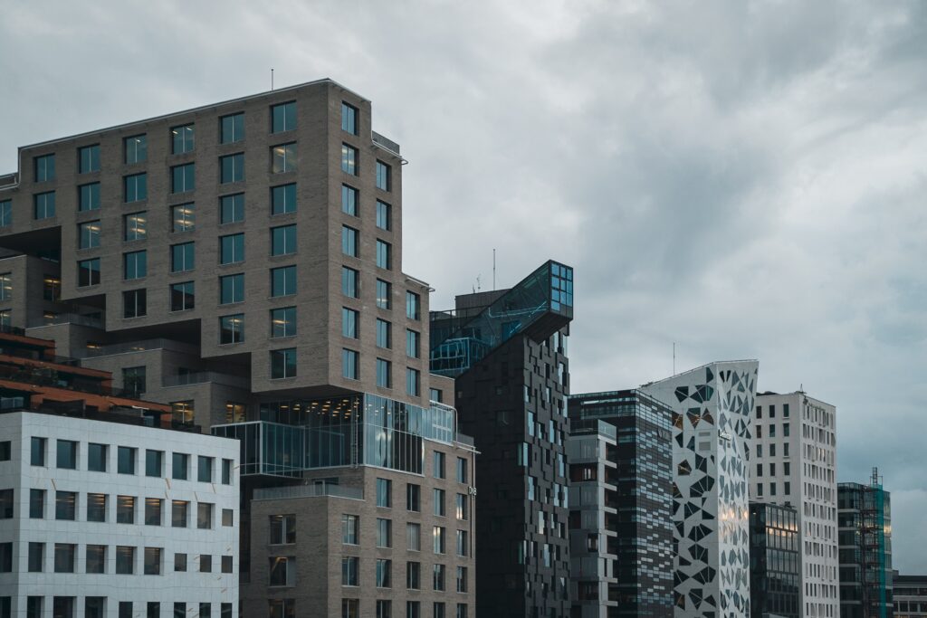 Bildet viser Bjørvika skyline i Oslo, som består av flere moderne næringsbygg. 