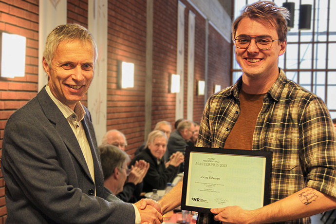 Jonas Eidesen mottar prisen av Forskningsdirektør Lars Holden. Foto: Matematisk institutt, UiO