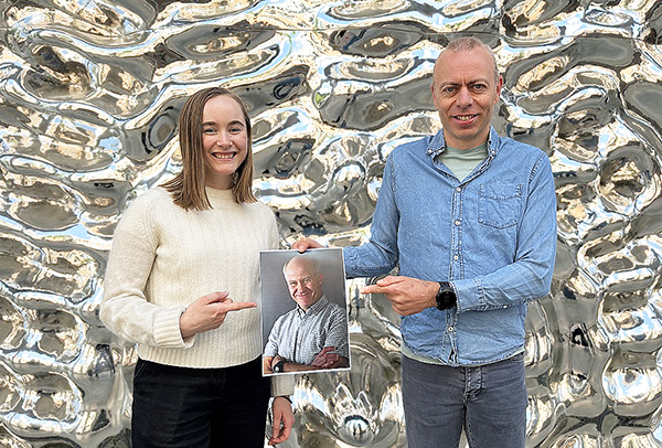 Forskerne Frida Svendal Aase og Anders Løland står, sammen med Magne Aldrin på det lille bildet, bak årets modell for beregning av fotball-EM