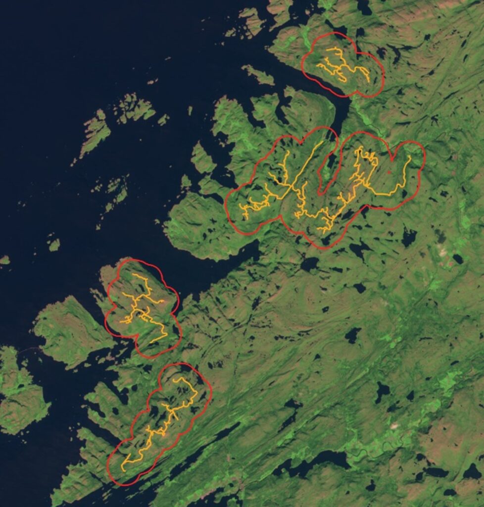 Kystområde sett fra satelitt. forslag til Utbygging av vindturbiner markert i rødt.