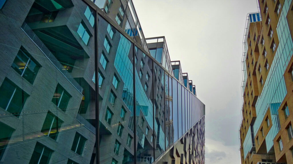 Høyhus i Oslo sentrum sett fra bakkenivå