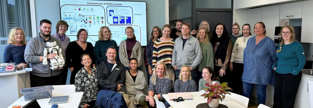 Oppstilt bilde av deltakere i ROSA-prosjektet foran en skjerm.