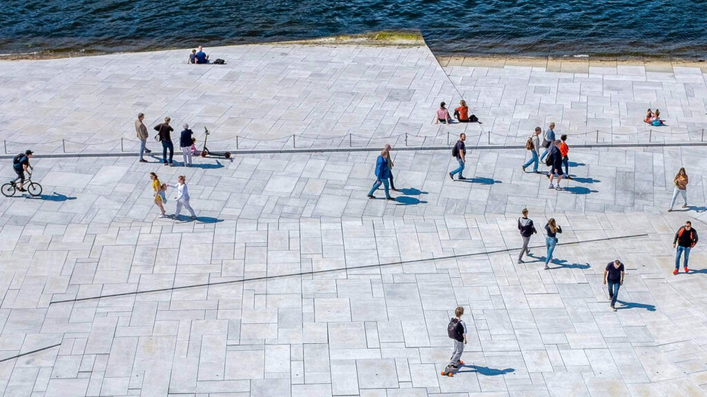 Mennesker sett overnfra ved bryggekant (Operaen i Oslo)