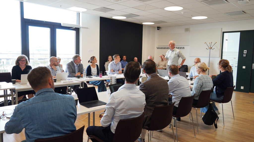 Fullsatt seminarrom under TRUSTS første styremøte